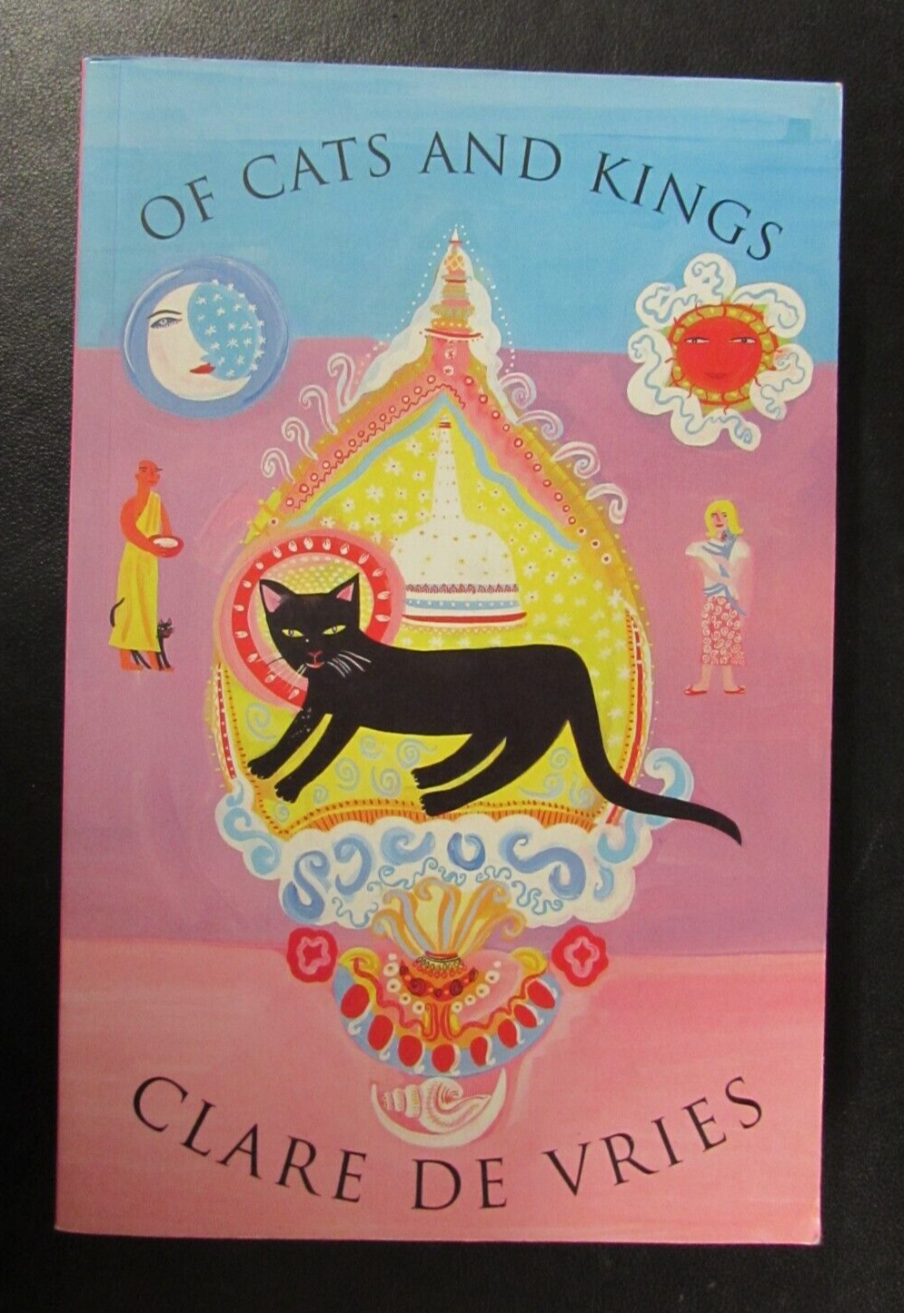 OF CATS AND KINGS by CLARE DE VRIES - Pub. BLOOMSBURY - P/B - 2002