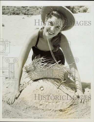 1958 Press Photo Barbara Kies shows off her creation on the sands of Miami Beach - Picture 1 of 2