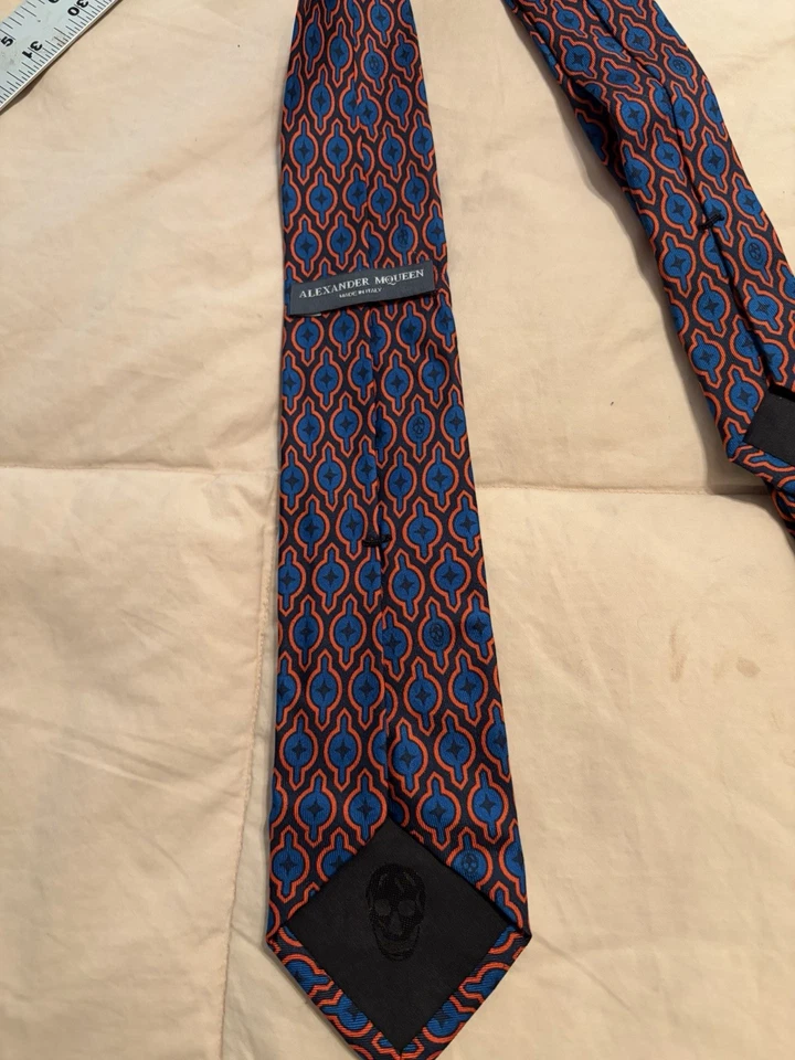 Corbata de seda Alexander McQueen, hecha en Italia Foto 2 de 3