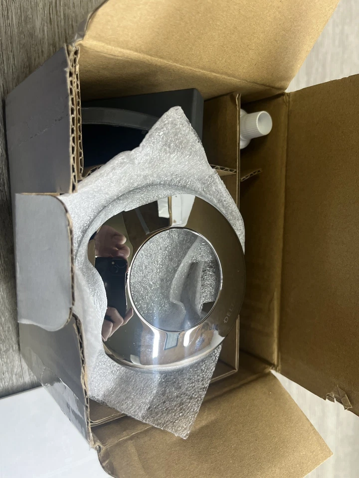 Delta DT50010 Grifo HydraChoice™ Cuerpo Redondo Spray Recorte Foto 2 de 2