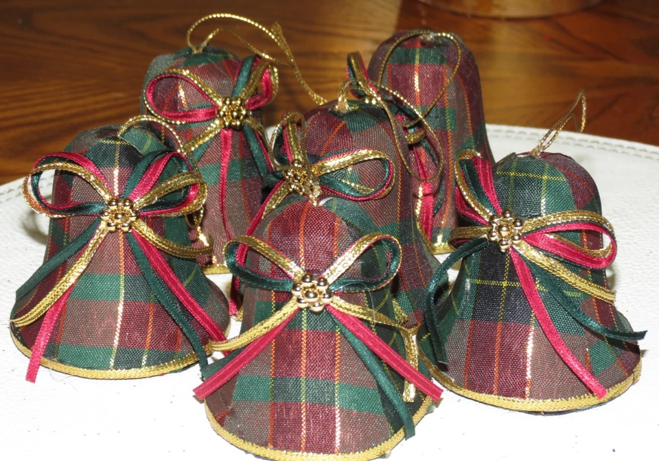 Juego de 6 adornos de campana de Navidad de tela escocesa decoración navideña con caja de colección Foto 2 de 4