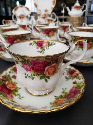 Large Set of Beautiful Royal Albert Old Country Rose for 16
