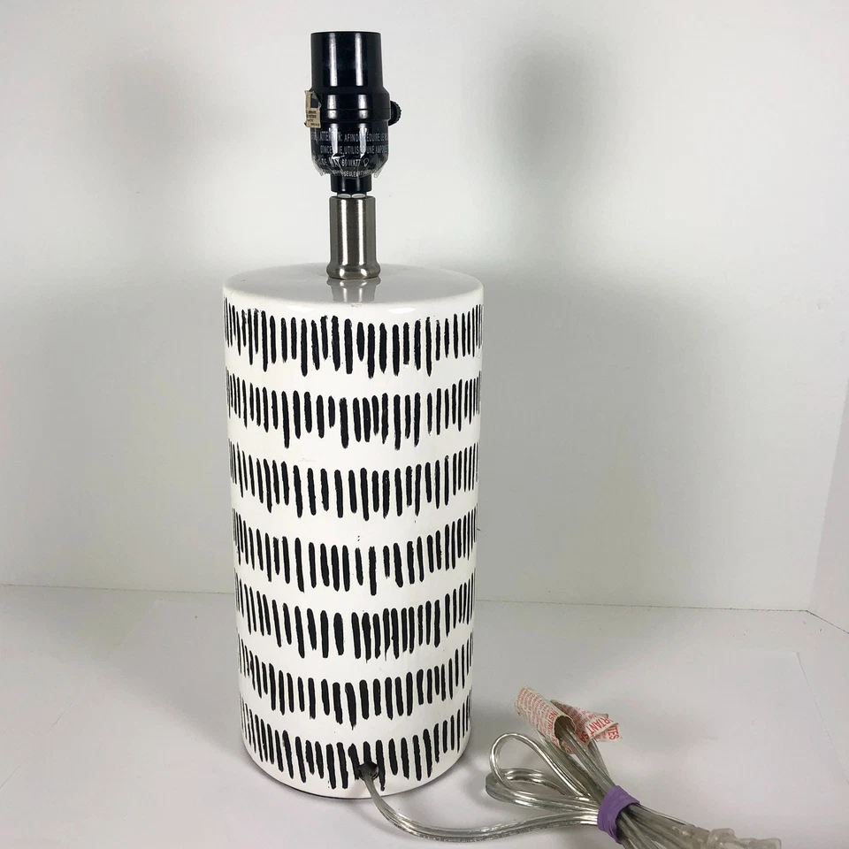 Lámpara de mesa moderna de granja blanca y negra de 10" de alto base Nate Berkus Crosshatch Foto 3 de 4