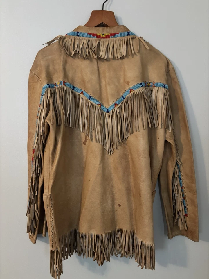 Chaqueta de cuero con flecos de piel de ciervo nativa americana de colección Foto 4 de 4