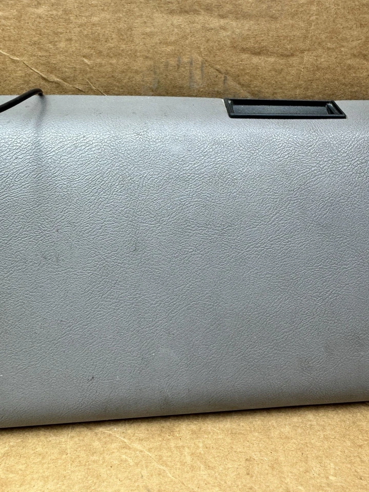 Chevy GMC C/K 1500 1988-1994 guantera compartimento tapa puerta cubierta roja OEM gris Foto 3 de 4