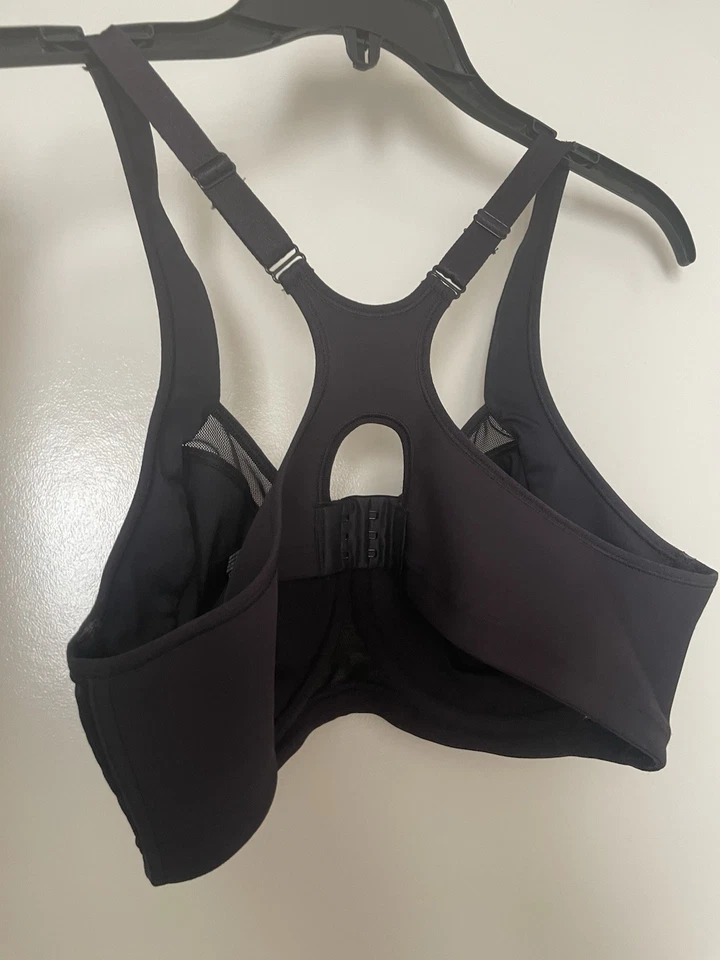 Sujetador deportivo La Isla 38C negro con aros usado muy buen estado Foto 2 de 4