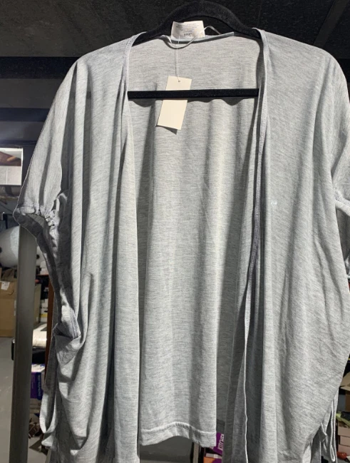 NUEVO CON ETIQUETAS LOTE AL POR MAYOR DE 16 CHALES DE DISEÑO STEVE MADDEN, JENNI valor $1,000 Foto 4 de 4