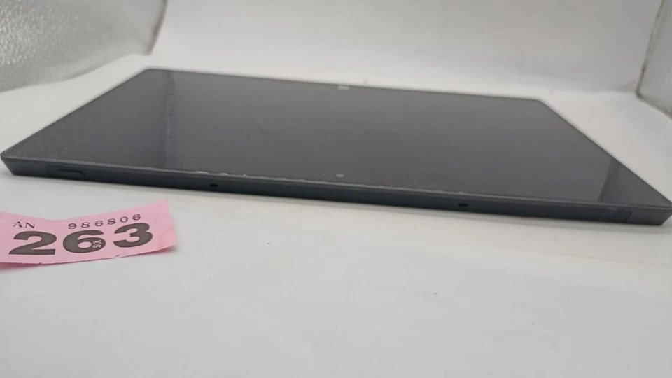 Microsoft Surface RT 1516 32GB Wi-fi 10.6" Windows 8 Tablet PC Spares or Repairs - Image 3 of 4