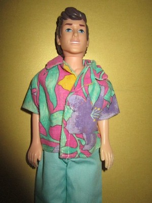 B2123) ALTE BRÜNETTE MÄNNLICHE DOLL SIMBA TOYS ZWEI TEILE KLEIDUNG+GELBE SCHUHE
