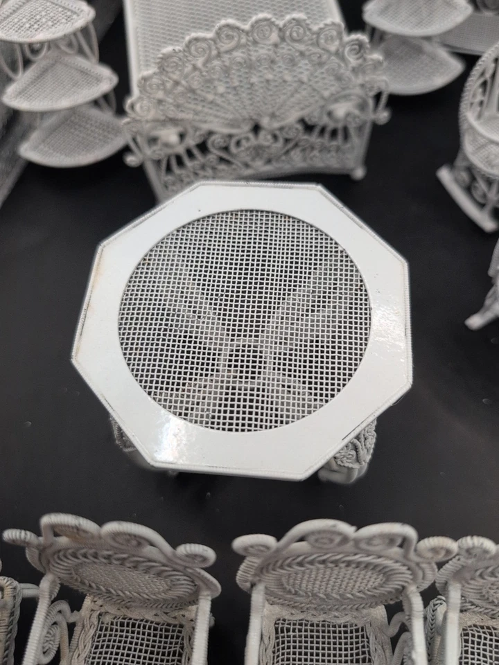 Juego de 26 piezas de muebles vintage de alambre blanco para casa de muñecas, cama, mesas, sillas estantes  Foto 4 de 4