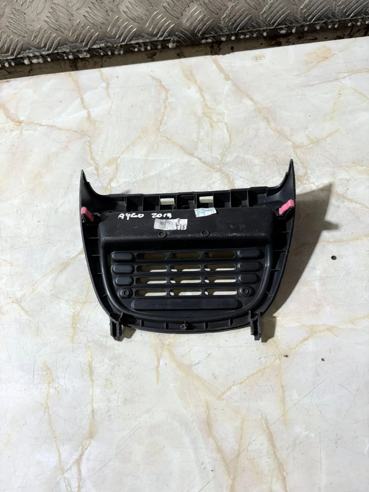 Rear mounting clips and dashboard vent trim
