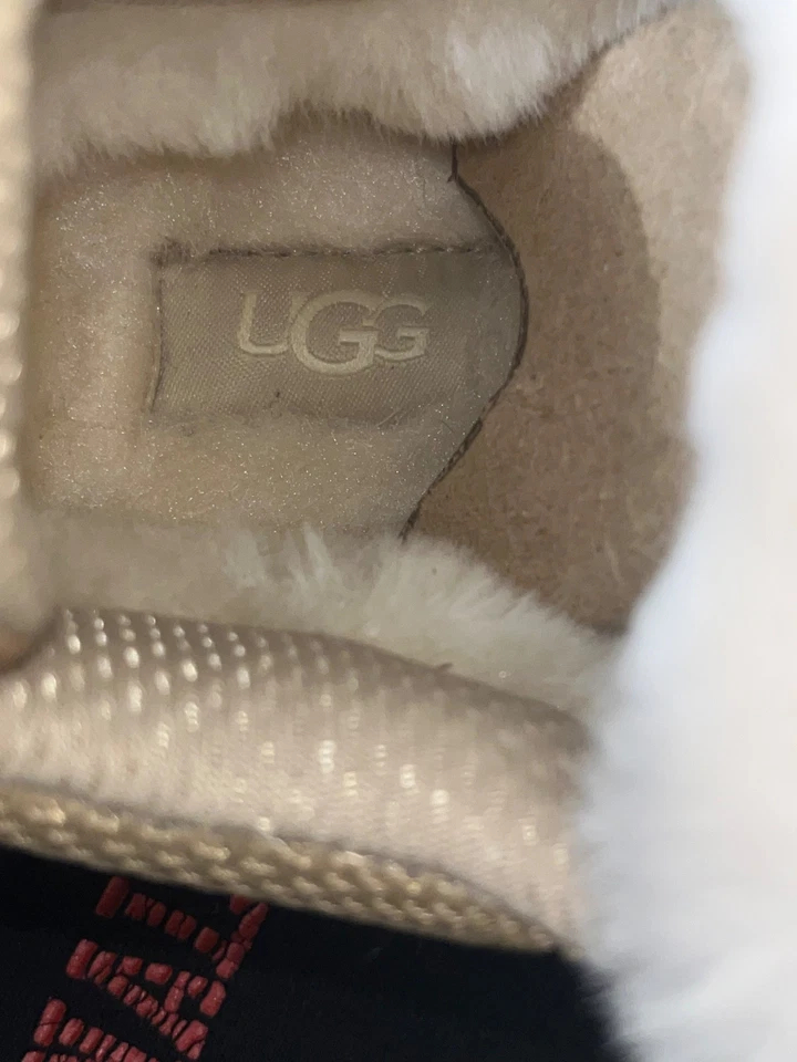 Ugg LOWMEL beige . Neuve jamais porté. Boîte d’origine. Disponible en 38,39,40 - Photo 2/4