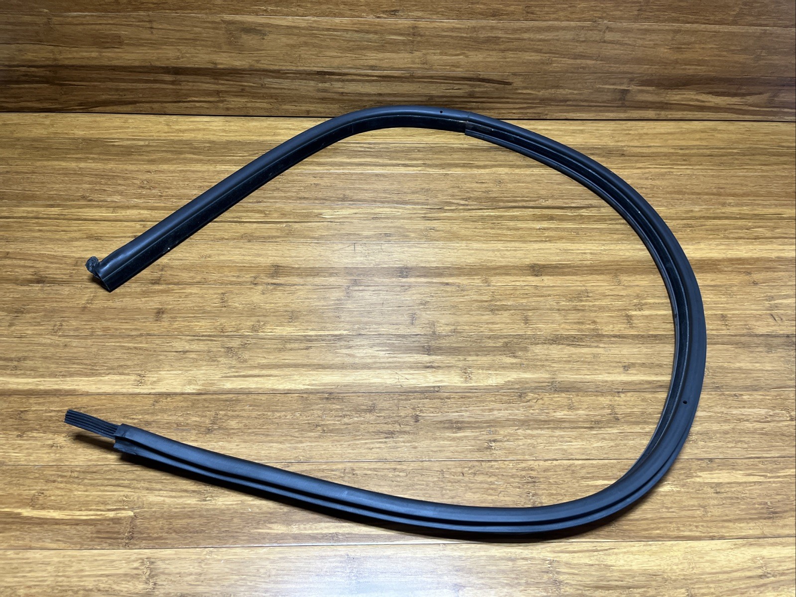2017-2023 Rolls Royce Dawn RR6 Right Lower Door Edge Protection Seal OEM NOTE