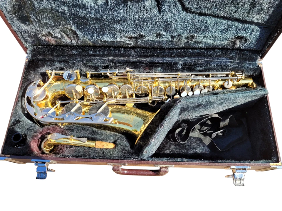 Saxofón Alto Yamaha YAS 23 Eb Saxo con Boquilla y Estuche Rígido Original Foto 2 de 4
