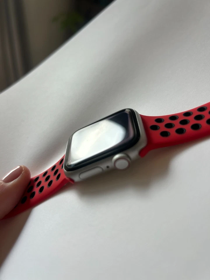 Apple Watch SE (2022) 第 2 代 40 毫米星光铝制 GPS + 手机 免运费 — 第 2/4 张图片