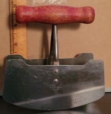 VINTAGE WOODEN HANDLED PASTRY CUTTER UTENSIL