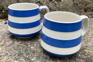 Paar T G Green Cornish Wear blau & weiß Keramik Kaffeetassen Tassen