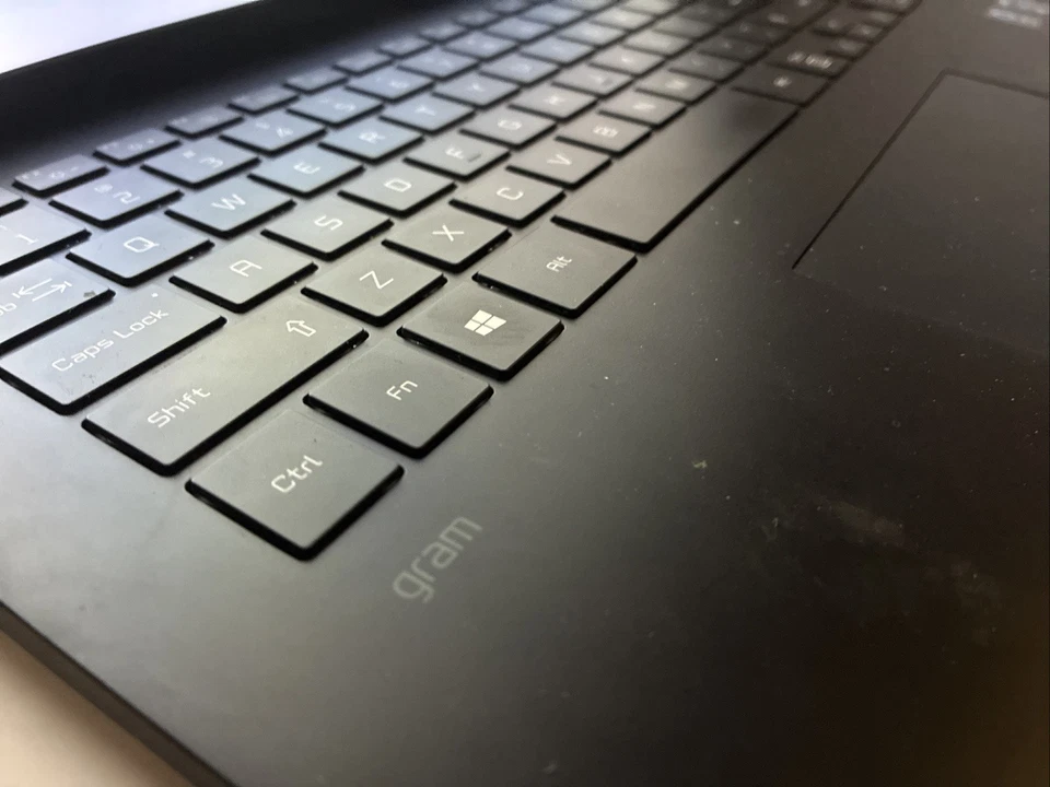 LG Gram 17" 11ª Gen i7-1195G7 • 16GB RAM • 480GB SSD • 2560x1600 • Windows 11 Foto 2 de 4