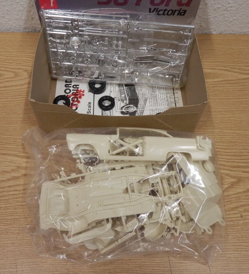 1956 Ford Victoria Modello Costruzione Set 1/25 AMT Ertl Oldtimer N. IN VP - Immagine 3 di 4