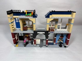 LEGO Creator 31026 Bike Shop Cafe Buildings + 4 Custom Minifigs Incomplete