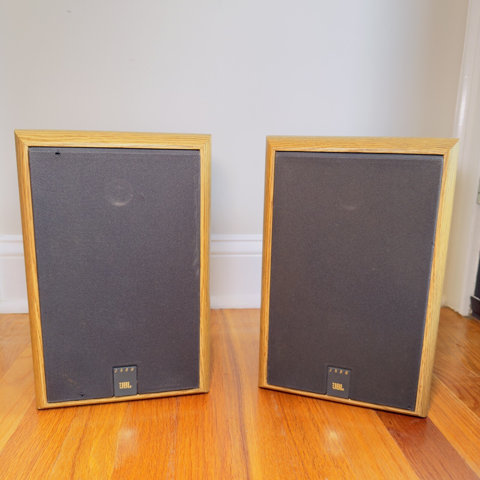 Vintage JBL 2500 Bookshelf Speakers Oak Wood Finish - Set Of Two - TESTED