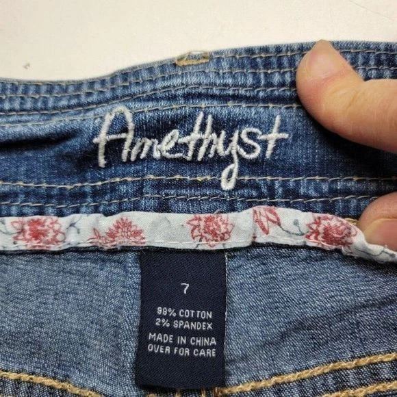 Pantalones cortos de mezclilla para mujer Amathyst talla 7 lavado medio azul encaje acento desgastado Foto 3 de 4