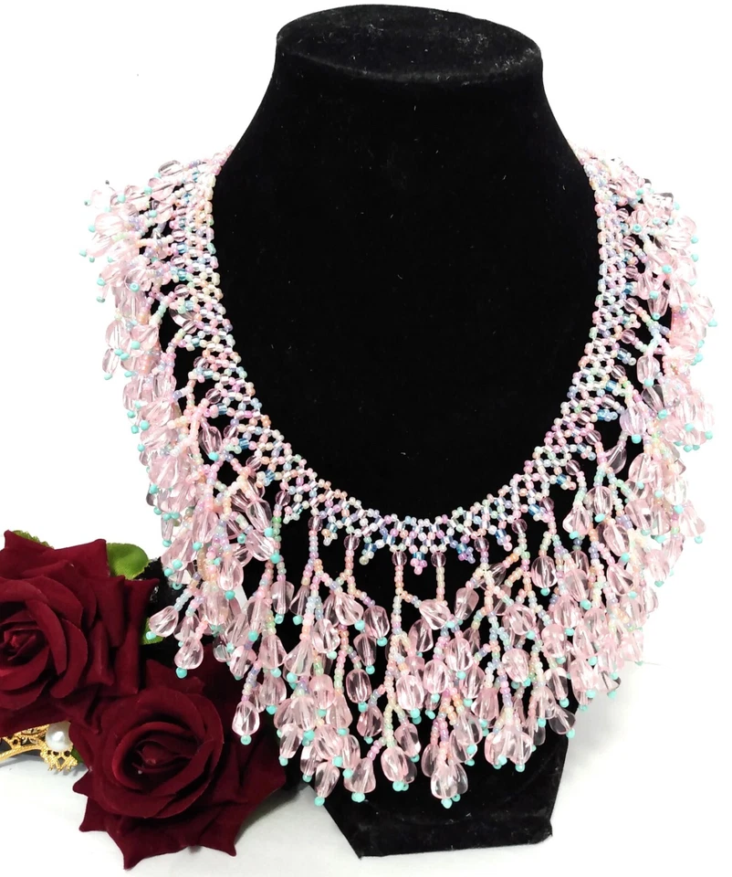 127 - Gargantilla babero gruesa con cuentas de semillas de vidrio delicado hecha a mano 10" rosa-blanco declaración