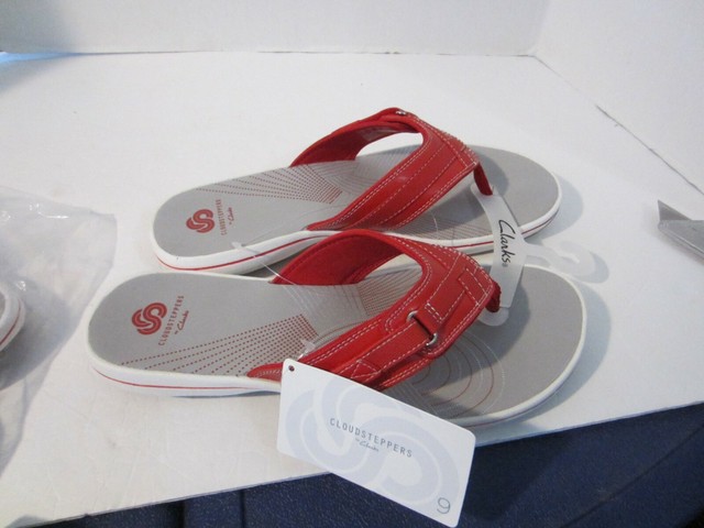 clarks red flip flops
