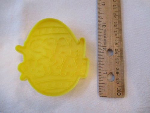 Vintage Plastic Cookie Cutters Luigi, Shamrock, Easter Egg - Picture 9 of 10