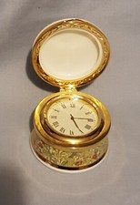 H&Uuml;BSCHE KLEINE BONE CHINA SCHATULLE MIT UHR INNEN