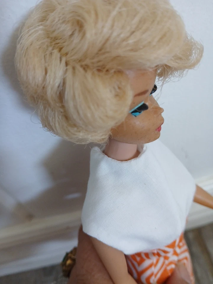 Muñeca Barbie vintage muy buena condición parte lateral europea rubia platino corte burbuja rizos BL Foto 2 de 4