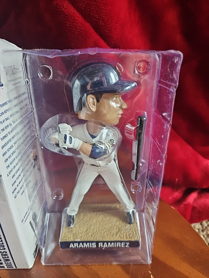 2012 ARAMIS RAMIREZ MILWAUKEE BREWERS SGA BOBBLEHEAD RARE GOLD CERVECEROS JERSEY - Image 3 of 4
