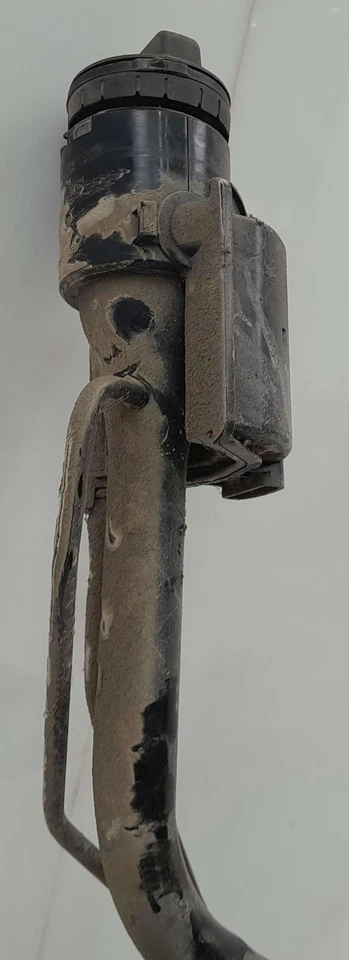 Toyota Prius V 2012-2017 montaje de cuello de llenado de combustible tubo de llenado OEM 7720147161 Foto 2 de 4