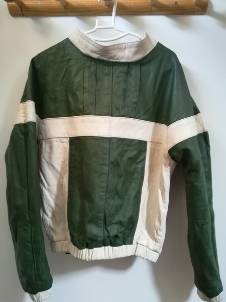 Cazadora de cuero vintage con cierre lateral sobre hombro