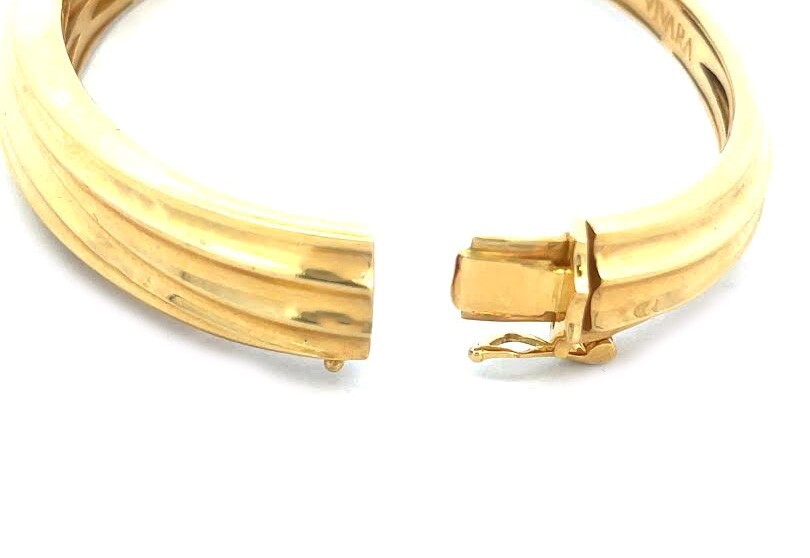 Vivara 18k Gold Bangle Oval Hinged Band Ridge Style Brazil Vivara 18k Gold Bangle Oval Hinged Band Ridge Style Brazil