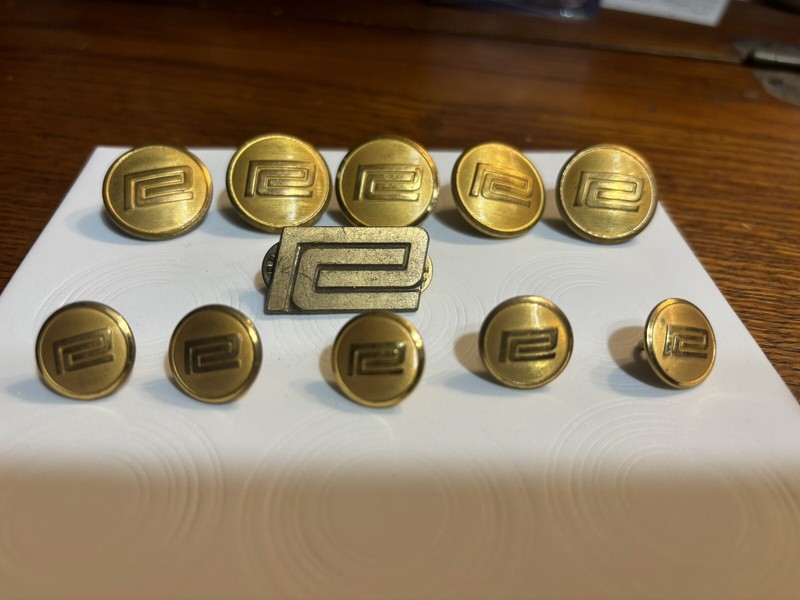 10 PENN CENTRAL UNIFORM BUTTONS 5 UNIFORM 5 VEST &  HAT BADGE WATERBURY CONN.