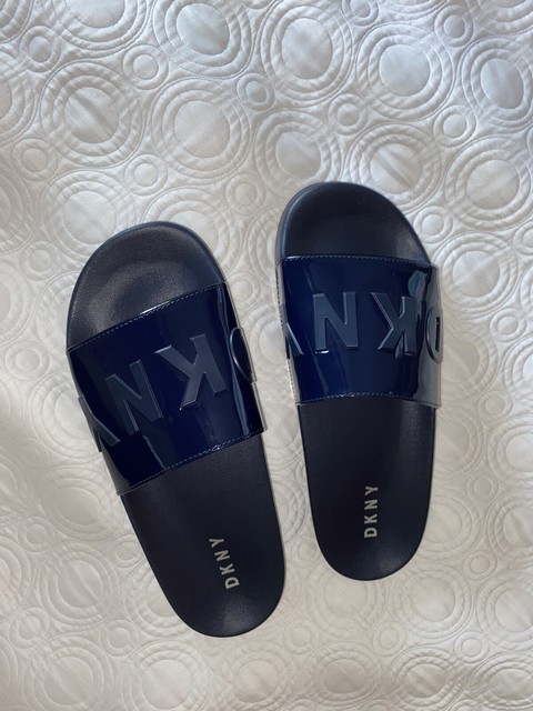 feet stink in sandals