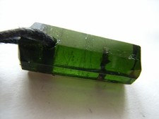 Grüner TURMALIN Kristall ( Verdelith ) mit angeschliffenen Flächen, geb. am Band