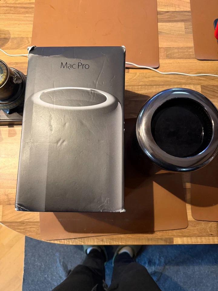 Mac Pro (6.1) Max config, 12-Core 2.7 GHz Xeon, 64 GB ECC, 2× D700 1TB SSD + OVP