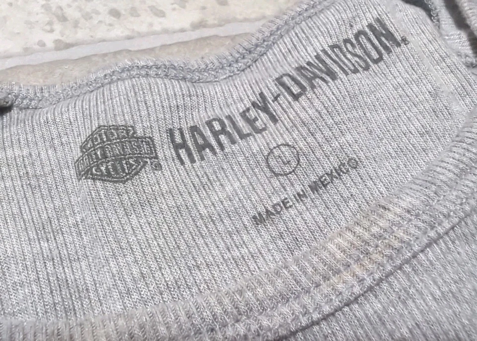 Lote de 3 camisas femininas Harley Davidson tamanho médio e grande curtas e longas - Imagem 4 de 4