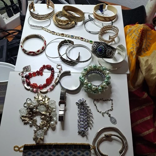 Over ​2lb Costume Jewelry Braceley Lot – -  Estate Find -