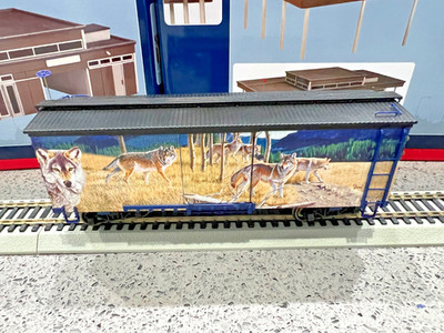 Bachmann Hawthorne Villages On30 Kastenwagen beschädigt und ein Bahnübergang