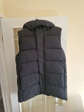 Essentials Unisex Winter wasserabweisend abnehmbare Kapuze Weste klein schwarz neu mit Etikett