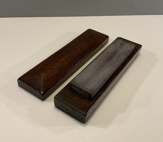 VINTAGE SLATE OILSTONE IN MAHOGANY BOX FOR SHARPENING HONING TOOLS