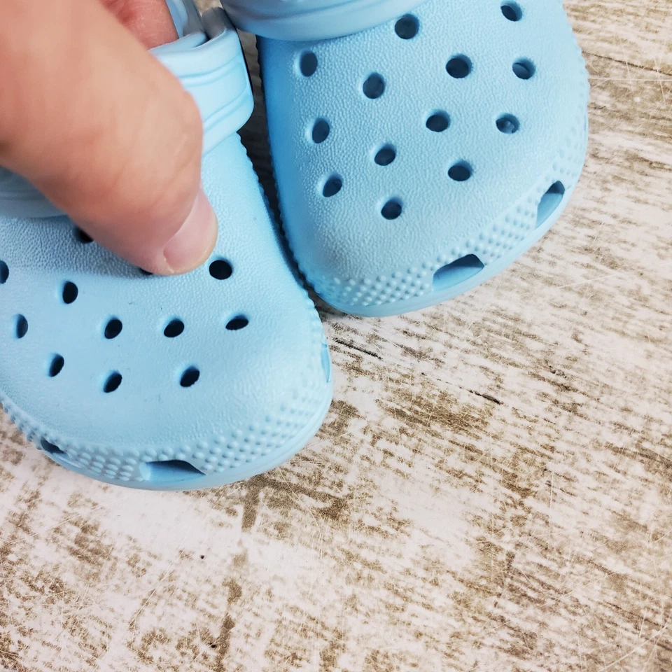 Zuecos clásicos Crocs niños talla 4 C4 azul claro correa al tobillo punta redonda zapatos sin cordones Foto 2 de 4