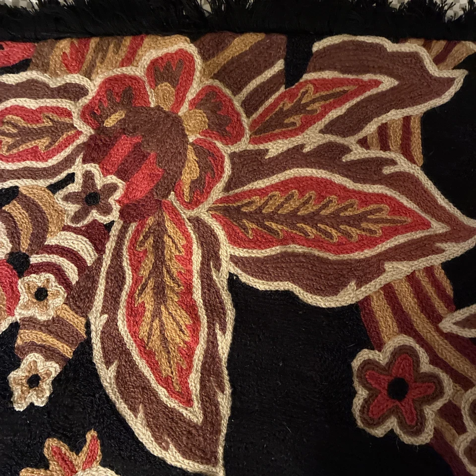 Funda de Almohada Arhaus 20x20 Floral Crewel Bordada Negro Terciopelo Flecos Foto 4 de 4