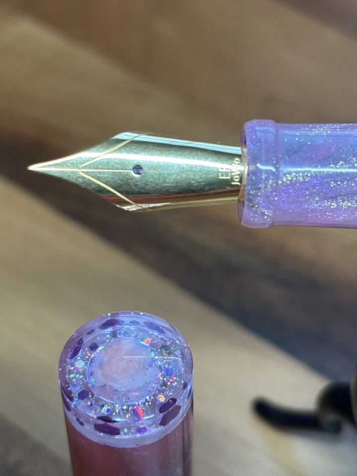 Pluma Estilográfica Myers Pen Co. Mia Petite - Con Acabado Rosa - Plumín F Foto 4 de 4