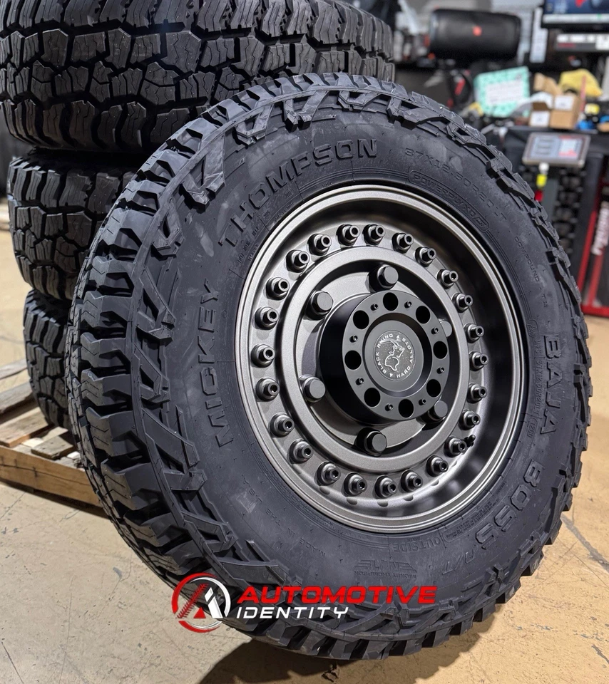 Ruedas Rhino Armory 20x9,5 negras 37" neumáticos Baja Boss AT 8x6,5 Hummer H2 EV Foto 2 de 4