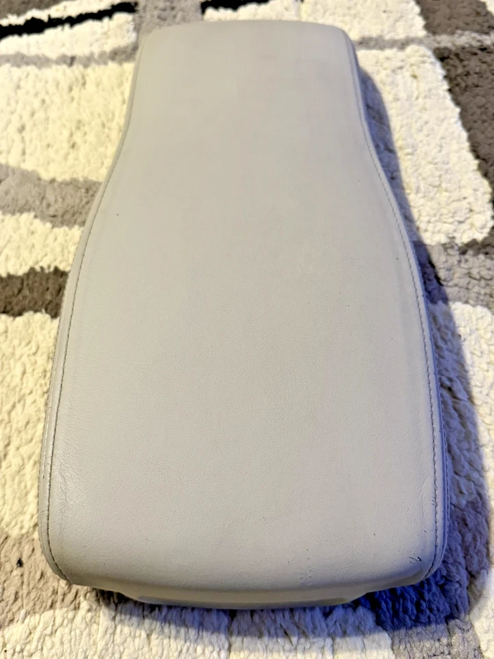 2006-2011 Cadillac DTS & Buick Lucerne Center Console Lid Pad Arm Rest  Beige - Imagem 2 de 4