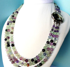 Collier en Fluorine précieuse-3 rangs en 6mm- 480.Cts- Fermoir camée